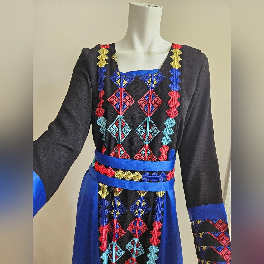 Traditional Royal Palestinian thoub, comes with a belt .